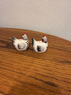 Farmhouse coastal cowgirl glass chicken salt and pepper shakers super cute